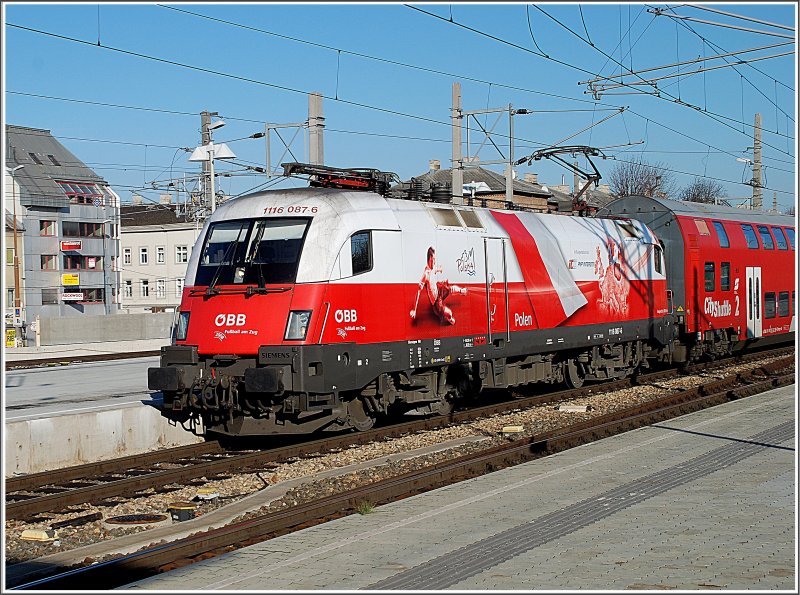 Ach wie sch�n waren die guten alten Zeiten, als die EM-Loks noch alle ihrer Folien trugen. Die Polen-Lok 1116 087 war am 15.November 2008 im S-Bahndienst zwischen Floridsdorf und Payerbach-Reichenau eingeteilt. Hier zu sehen ist sie vor einem Regionalzug nach Payerbach im Bahnhof Wien Meidling.