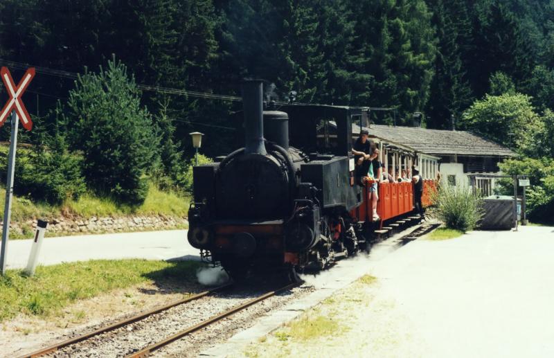 Achenseebahn bei der einfahrt an der zwischenstation Eben.