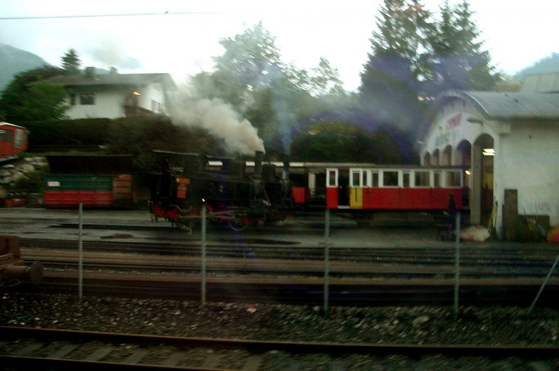 Achenseebahn bei Jenbach wird fr die erste Auffahrt nach Pertisau bereitgestellt. Leider regenete es bei dieser Aufnahme, die aus dem fahrenden Zuge gemacht wurde, sehr stark. 26.09.08