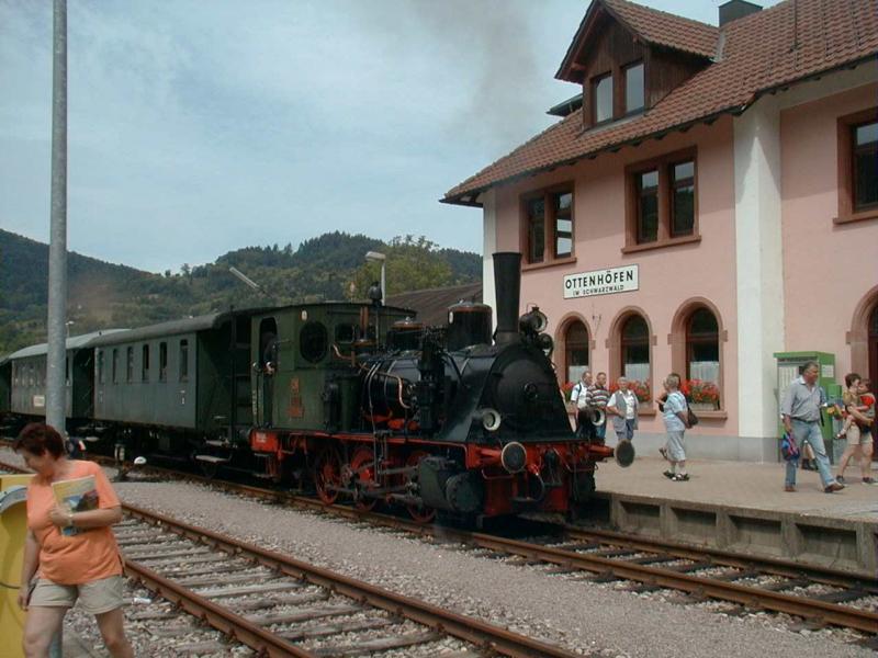 Acherntalbahn Schwarzwald.
Bahnhof Ottenhfen (Endbahnhof) mit Lok  Badenia  
(Preuische T3 Baujahr 1900) im Sommer 2004