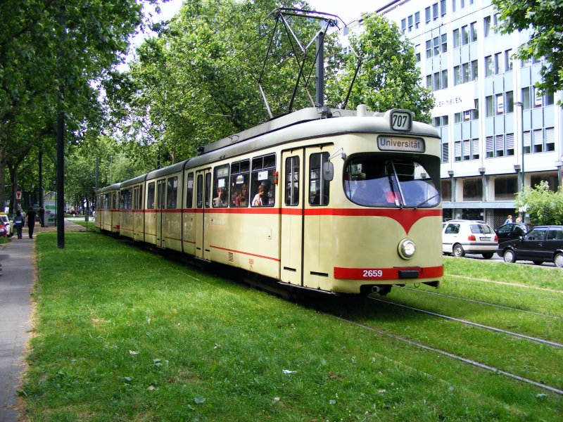 Achtachsiger DUEWAG-Einrichtungsgelenktriebwagen mit vierachsigem Beiwagen der D�sseldorfer Rheinbahn auf der Immermannstra�e als Linie 707 zur D�sseldorfer Universit�t.