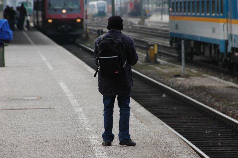 Achtung, Achtung. Auf Gleis 2... Korbinian wartet gespannt, um einen 610er aufs Korn zu nehmen.