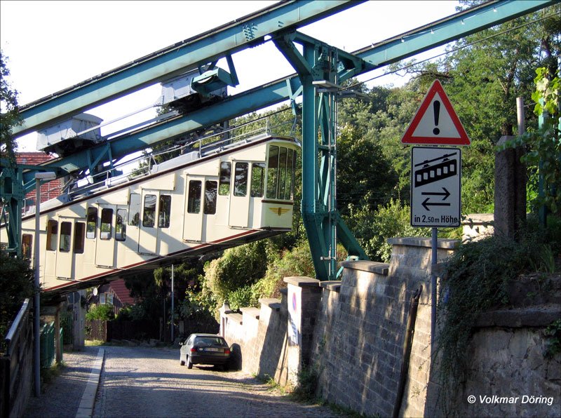 Achtung: Alles, was h�her als 2,50 m ist, kann zur Karambolage f�hren! Ein bergw�rts fahrender Schwebebahnwagen �berquert den Veilchenweg in Dresden-Loschwitz - 25.09.2005
