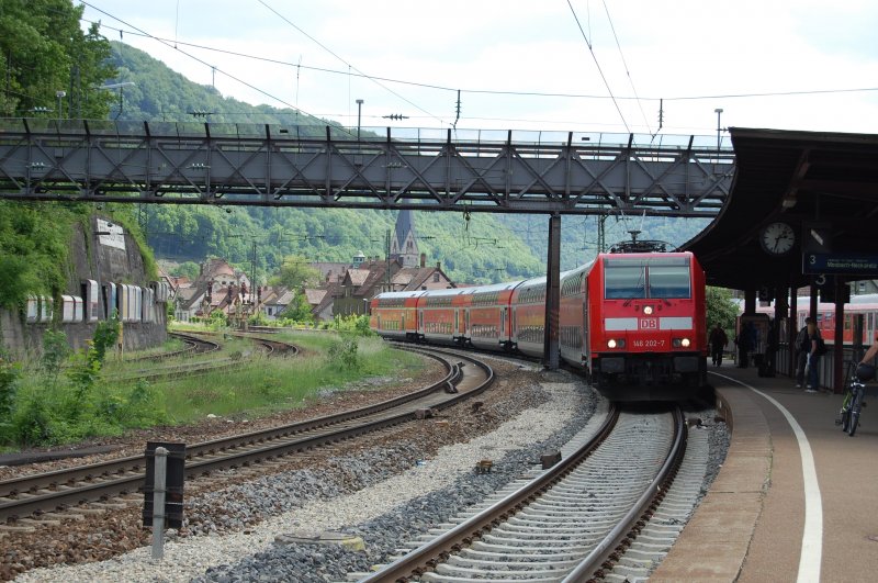 Achtung auf Gleis 3 RE 19224 fhrt ein! Gezogen wurde er von 146 202-7. Das Bild entstand am 27.5.2009 in Geislingen.