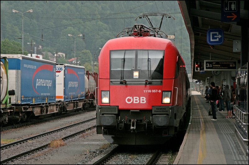Achtung Bahnsteig zwei: BB EuroCity 189  Val Gardena/Grdnertal  von Mnchen Hauptbahnhof nach Verona fhrt ein. Die erste Klasse und der Speisewagen befinden sich im hinteren Zugteil. Attention Platform two. BB EuroCity 189  Val Gardena/Grdnertal   from Mnchen Hauptbahnhof to Verona is now arriving. 
The first class and the dinningcoach ares in the section of the train. Stand clear. 1116 057 erreicht den Bahnhof Kufstein am Abend des 07.07.2008.