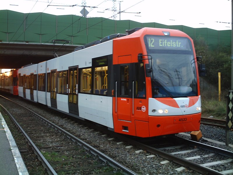 Achtung, Falschfahrer! ... Triebwagen 4533 musste heute Morgen das Gleis am Bahnsteig der Haltestelle Merkenich freimachen, weil ein Zug in die Abstellanlage rangiert werden musste. Und das geht nur, wenn das Gleis am Bahnsteig frei ist. Als die Rangierfahrten beendet waren, gings zurck in die Haltestelle, und zu diesem Zeitpunkt entstand dieses Foto. Also doch kein Falschfahrer. 16.12.2006, 9.00 Uhr