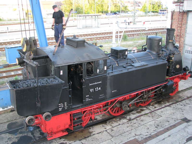 Achtung die Kohle kommt !!! Dampflok BR 91134 beim Bekohlen in Schwerin HBF.