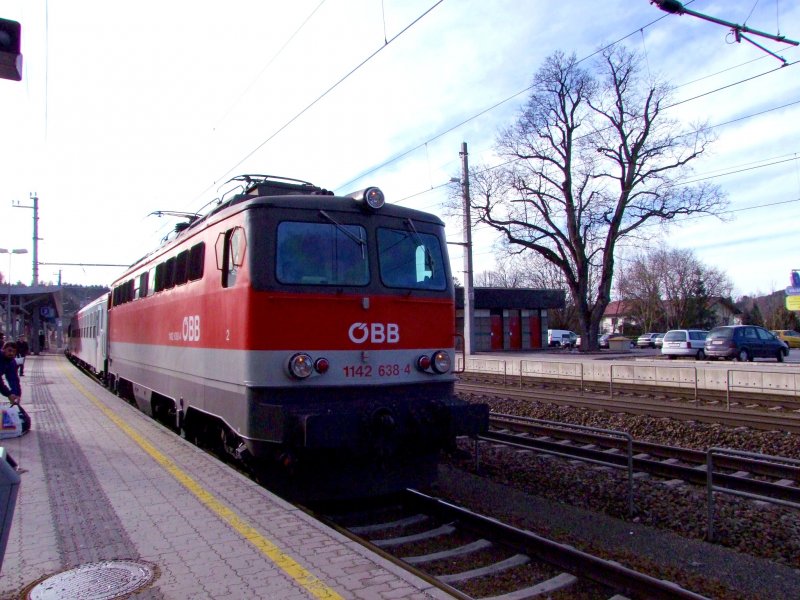  Achtung,Bahnsteig2! fhrt ein RegionalEXpress3023 ; so tnte die  BB-Stimme Chris-Lohner  am Bhf. Vcklamarkt, und schon erschien 1142638-4; 090124
