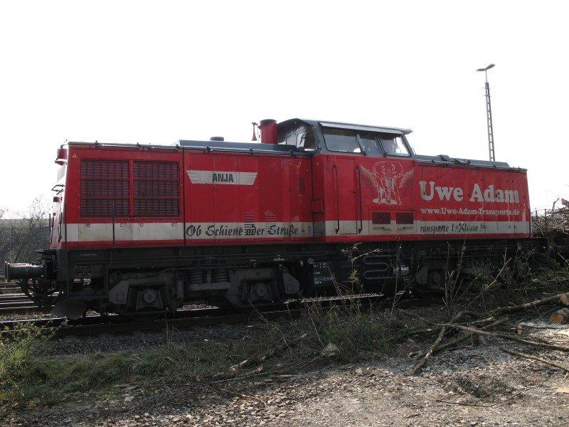 Adam 10(V 100) steht mit 3 Gterwagen in Remscheid. 