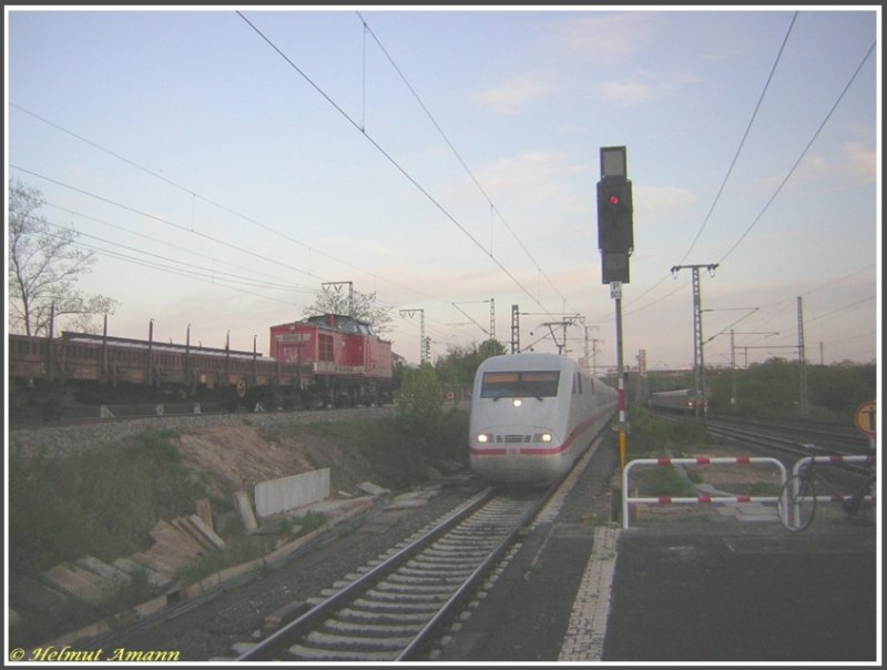 ADAM 9  Sebastian  (Ex-DR 202 520) war am Abend des 21.04.2007 im Bauzugeinsatz am Bahnhof Frankfurt am Main-Niederrad, als 401 555/055 auf Gleis 1 in Fahrtrichtung Hauptbahnhof fuhr. Die im Hintergrund einfahrende S-Bahn ist leider durch den Mast verdeckt, etwas zu frh ausgelst, sonst wre das Bild dadurch noch schner geworden.