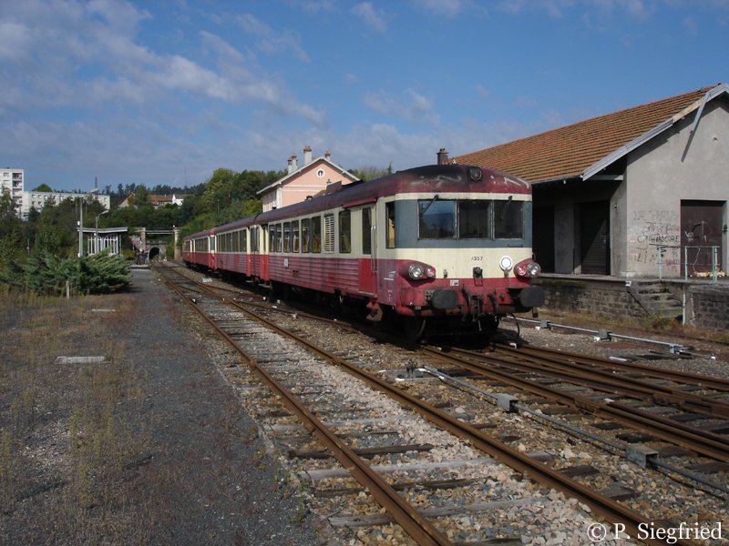 Adieu X 4300! Es fanden zwei Abschiedsfahrten in der Region Lorraine fr die X 4300 statt. Beide wurden vom TTDA (http://www.train-doller.org/) organisiert und von der SNCF gesponsert. Unvorgesehener Fotohalt in Bruyres am 29.9.2007. Dies kam daher, da der Bahnhofvorstand diesen Zug nicht einfach vobeifahren lassen wollte... Resultat 10 Minuten Versptung und tolles Foto! :-)
