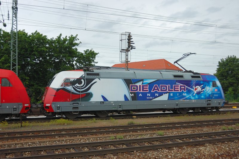  Adler -Auge sei wachsam: 101 070-1 zeigt stolz seine Werbung.
Mnchen-Pasing, 16.06.2008 .