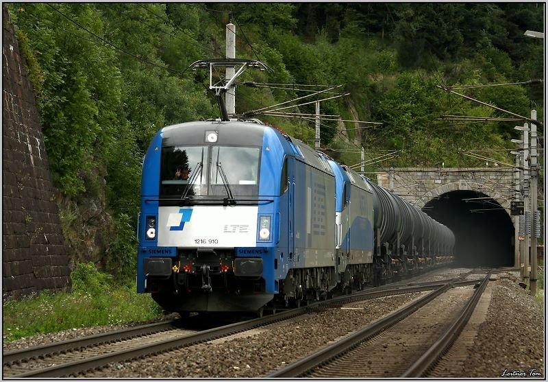 Adria Transport 1216 920 und LTE 1216 910 fahren mit Kerosinzug 48431 von Schwechat nach Koper. 
Galgenbergtunnel St.Michael 15.08.2008