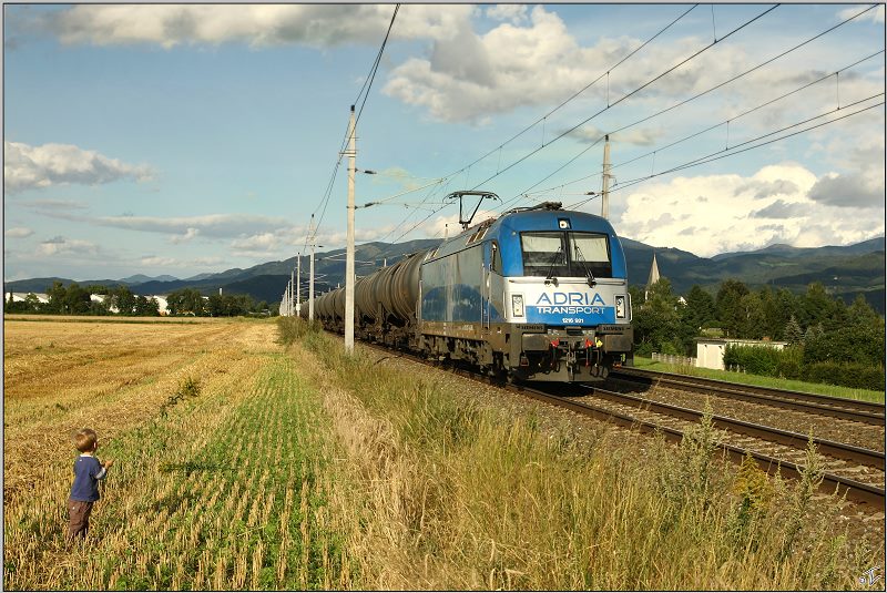Adria Transport 1216 921 fhrt mit dem LTE Kesselwagenzug 48431 von Schwechat nach Koper.Interessiert beobachtet Benni diesen Zug.
Lind bei Zeltweg 14.08.2009