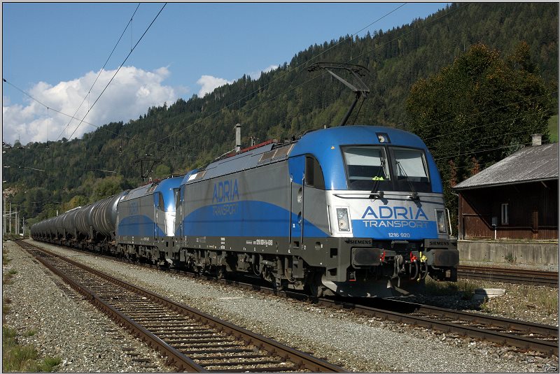 Adria Transport Kesselwagenzug 48430 von Koper nach Schwechat, bespannt mit 1216 920 & 921. 
Thalheim-Pls 7.10.2009