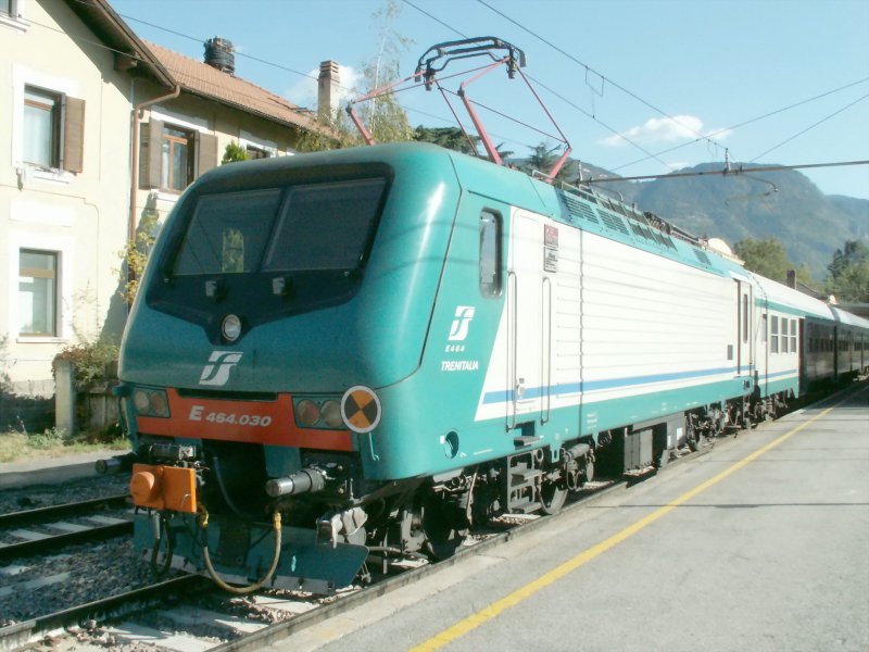 ADtranz Lok 464.051 vor einem Wendezug nach Bozen am 19.10.70 in Meran.Ausser diesen Zgen verkehren nun auch regelmssig die Zge der Vinschgaubahn bis Bozen.