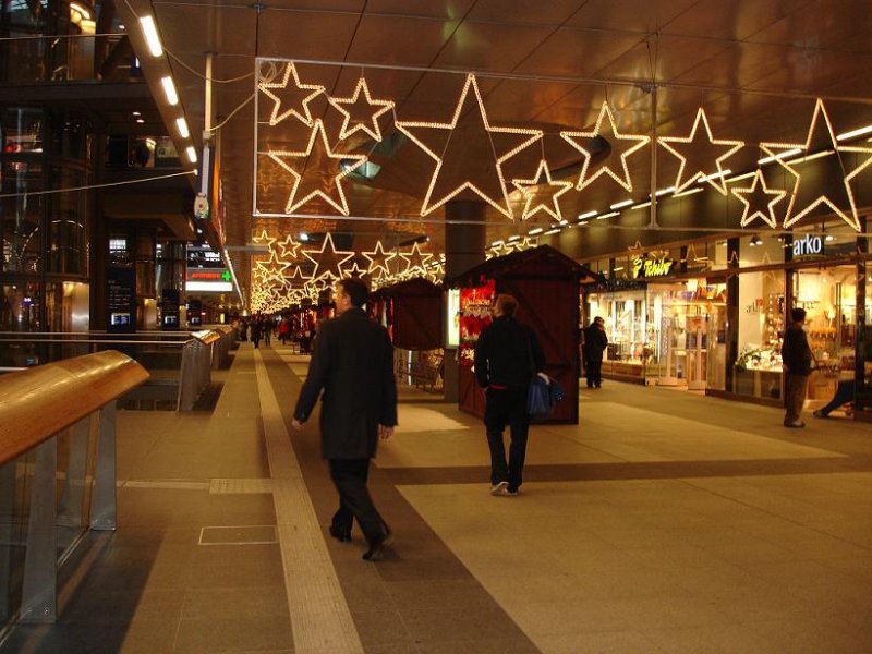 Advent, Advent, der Berliner Hauptbahnhof brennt.
Die DB hat sich fr ihreren Ersten Bahnhof im Staat etwas ganz besonderes zur Weihnachtszeit ausgedacht. Im Eingangbereich von der Spree her steht der wertollste Weihnachstbaum der Hauptstadt und der 32stndige Weihnachtsmarkt ist auf die anderen Ebenen  verteilt. Die  Shoppingmeilen  sind mit Sternen ausgeschmckt.
Berlin Hauptbahnhof, 4.Dezember 2006