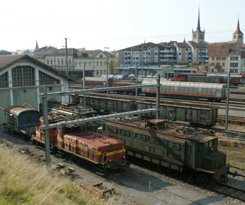 Ae 4/7 10902 und weitere Altbauloks in Payerne am 9. Oktober 2008. Als ich diese rostigen Kreaturen sah, berlegte ich ernsthaft Sterbehilfe zu leisten und ein Schneidbrenner zu holen...
