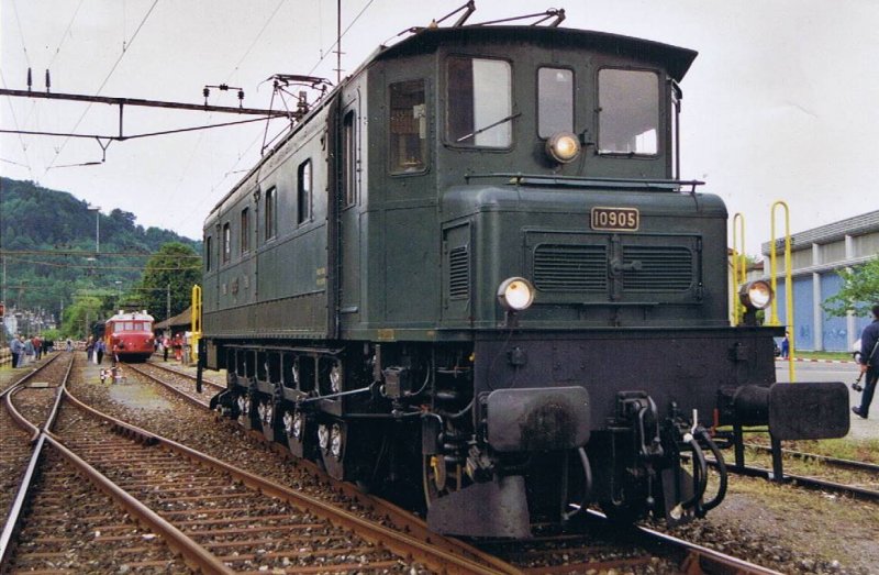 Ae 4/7 10905 bei einem Bahnfest in Wettingen im Mai 2003. Hinweis: Gescanntes Foto.