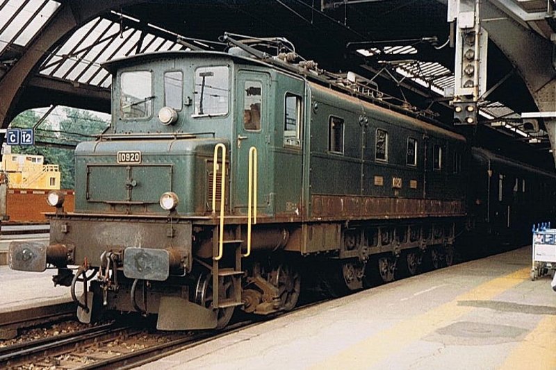 Ae 4/7 10920 mit Regionalzug nach Brugg (AG) in Zrich HB kurz vor der Abfahrt am 13. August 1984.
(Gescanntes Foto)