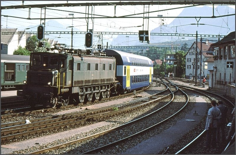 Ae 4/7 10926 fhrt in Chur ein mit einem neuen Doppestockwagen der Zrcher S-Bahn. Grund:Fahrzeugausstellung anlsslich der 75 Jahr Feier der Arosabahn. (Archiv 05/89)