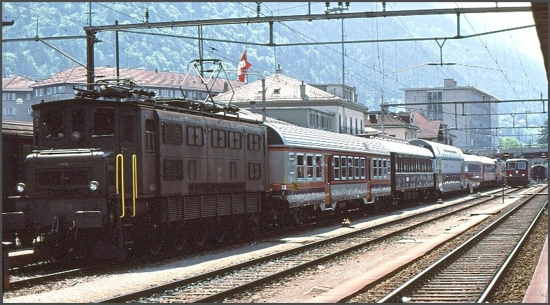Ae 4/7 10926, italienischer Nahverkehrswagen, Orient-Express Wagen, DS Wagen S-Bahn Zrich, zwei Wagen BB und BB-Lok im Bahnhof Chur. (Archiv 05/89)