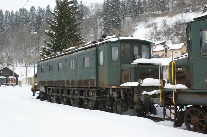Ae 4/7 10987 abgestellt in Le Chlet (Le Locle) auf dem Gelnde der Swisstrain. 16.02.2009