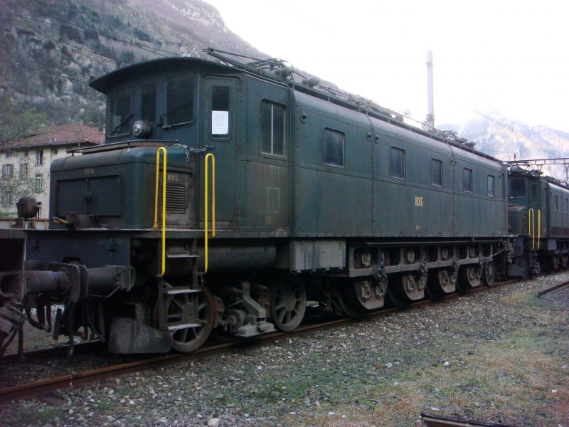 Ae 4/7 11015 in Bodio abgestellt am 03.04.2008. Auf dem Papier an der Fhrerstandstre steht, dass die Lok in Privatbesitz ist und man Vandalenakte unterlassen soll...