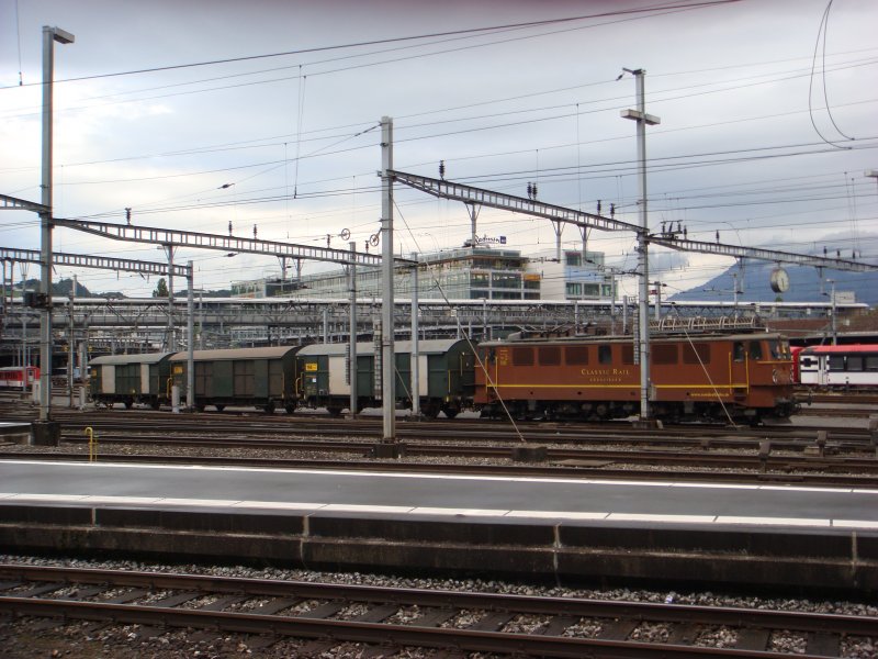 Ae 476 012 mit Postzug beim rangieren in Luzern am 18.09.2007.Die Lok wird auch liebevoll  Trabbi  genannt.