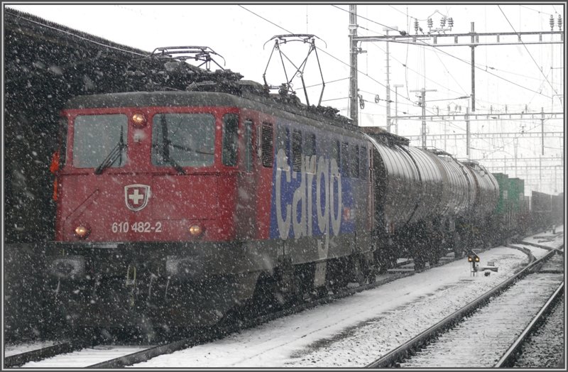 Ae 610 482-2 im Schneegestber in Landquart. (12.02.2009)