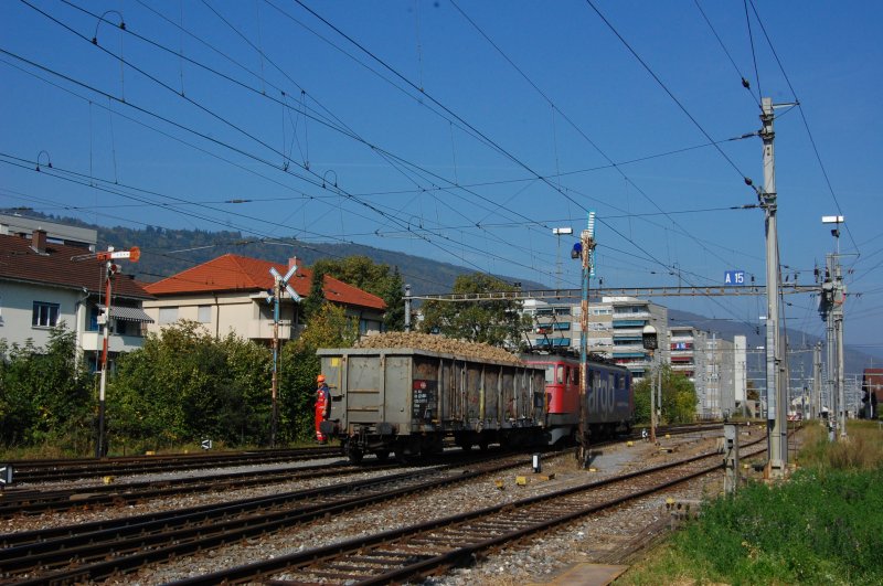 Ae 610 482 rangiert am 30.09.2009 zwischen den letzten Semaphoren einen Rbenwagen in Biel RB