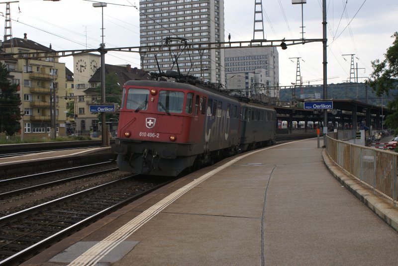 Ae 610 496-2 durchfhrt gemeinsam mit der Ae 6/6 11488 den Bahnhof Oerlikon, am 14.7.08.