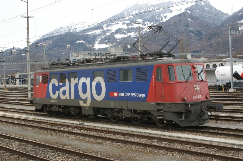 Ae 610519-1 wartet am 10.03.2009 in Buchs Rangierbahnhof auf neue Aufgaben.