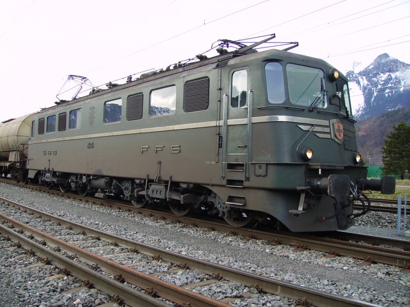 Ae 6/6 11404  Luzern  wartet im bergabebahnhof Domat-Ems auf die Abfuhr der Sgerei Stallinger. Der Kesselwagen kommt von der Firma Ems Chemie. Nachher gehts als Zug 64744 nach Chur/RBL
07.12.07