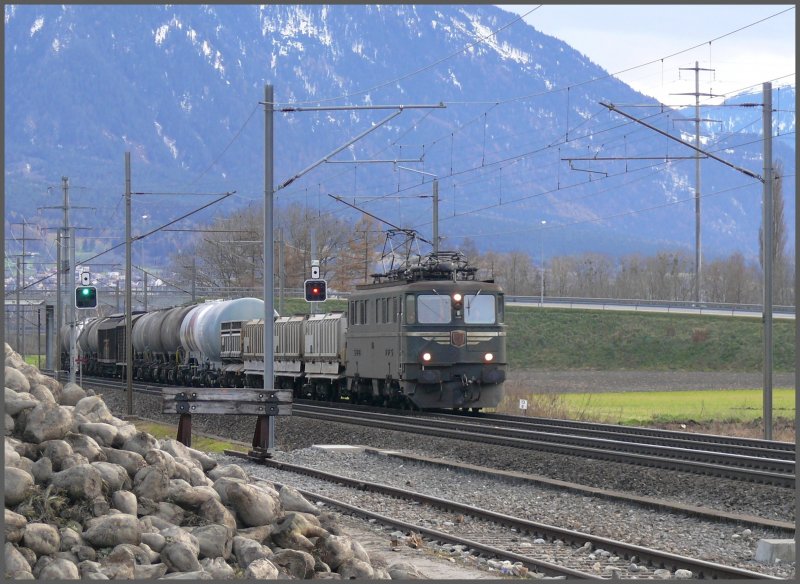 Ae 6/6 11405 kehrt vom Zementwerk Untervaz nach Landquart zurck. (21.11.2007)