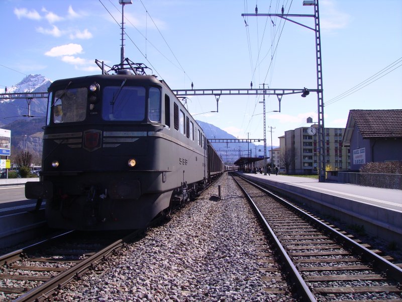 Ae 6/6 11405 steht in Sargans mit dem Zug 64726 zum RBL.
Bemerkenswert, das sie noch immer die alten  Lampen  trgt.
02.04.2007