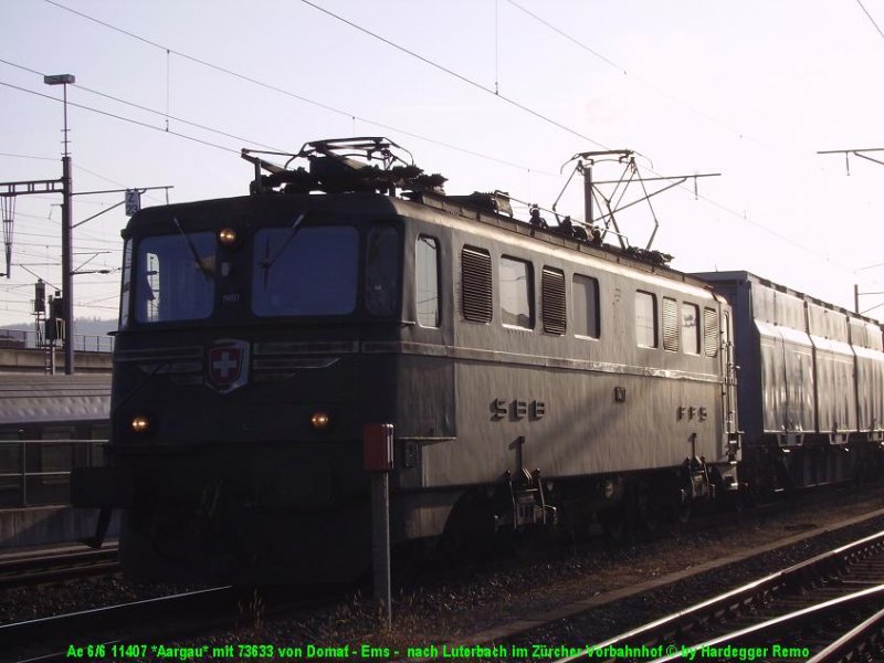 Ae 6/6 11407 *Aargau* wartet mit dem 73633 von Domat-Ems nach Luterbach vor der Einfahrsignal ZH-Altstetten. Beladen sind die Inno-Freight Container mit grobem Sgemehl.
23.02.08