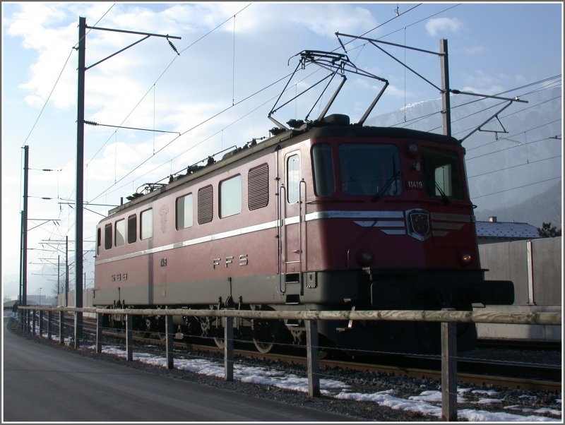 Ae 6/6 11419 wartet auf Gterlast aus den Ems Werken in Domat/Ems.Wie alle Kantonslok trug sie einmal das Wappen von Appenzell Innerrhoden, wegen diversen Diebsthlen wurden alle Wappen in der Zwischenzeit entfernt, was hier in der Mitte der Lok nicht zu bersehen ist. (01.02.2007)