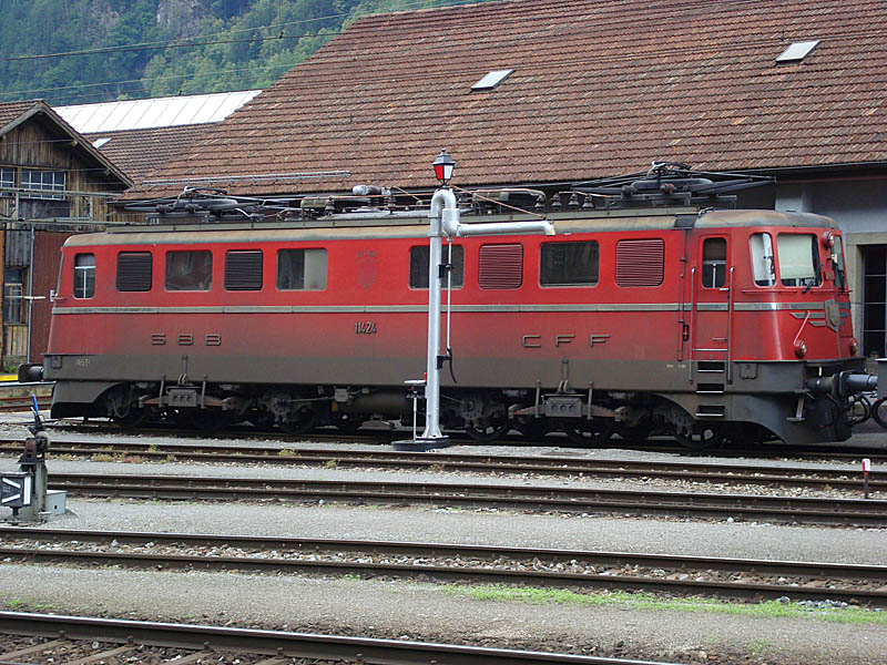 Ae 6/6 11424 Neuchtel steht neben dem Depot in Erstfeld, 05. Juli 2009