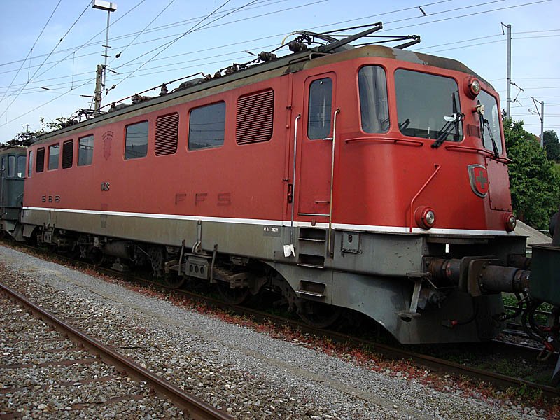 Ae 6/6 11428 Stadt Luzern. Stdtelok in rot im RB Biel West, 23. Mai 2009. 
