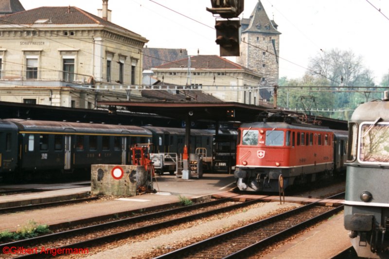 Ae 6/6 11430 am 01.05.1992 mit einem Nahverkehrszug in Schaffhausen.