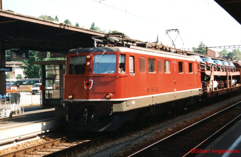 Ae 6/6 11430  Schwyz  am 23.07.1992 vor einem Autozug aus Deutschland kommend im Bahnhof Schaffhausen.