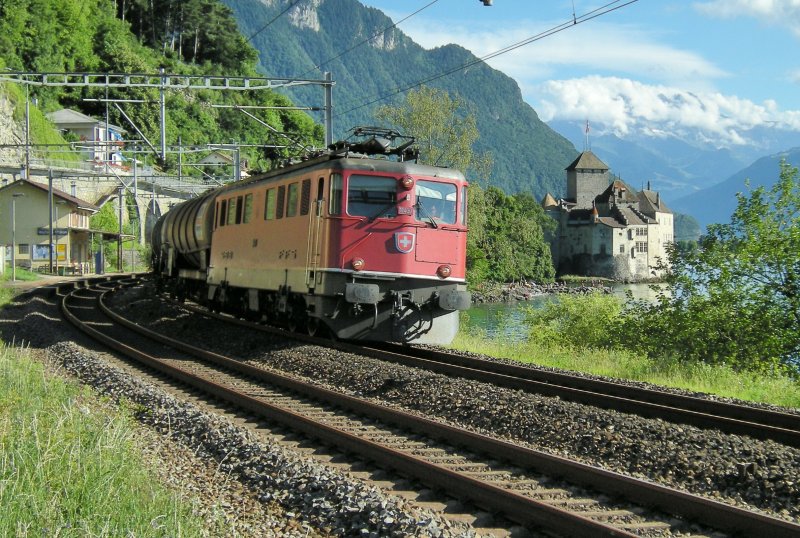 Ae 6/6 11437 beim Chteau de Chillon am 5. Augsut 2008.

