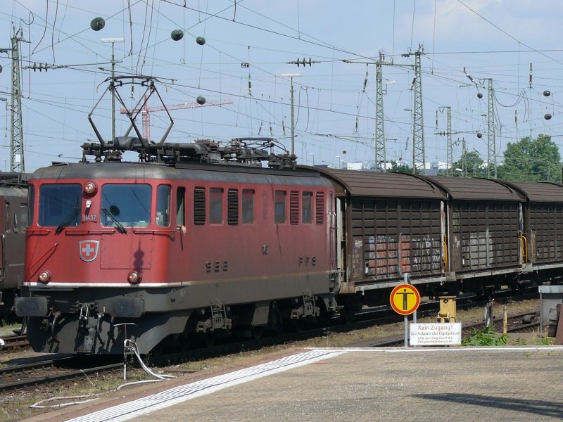 Ae 6/6 11437 mit einem GZ bei der Durchfahrt von Basel Bad.
