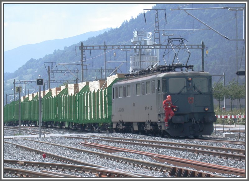 Ae 6/6 11438 bernimmt Holzwagen von der Sgerei Stallinger. Der Bahnbergang zur Ems Chemie ist inzwischen saniert, sodass diese Bodenwelle verschwunden ist. (04.06.2007)