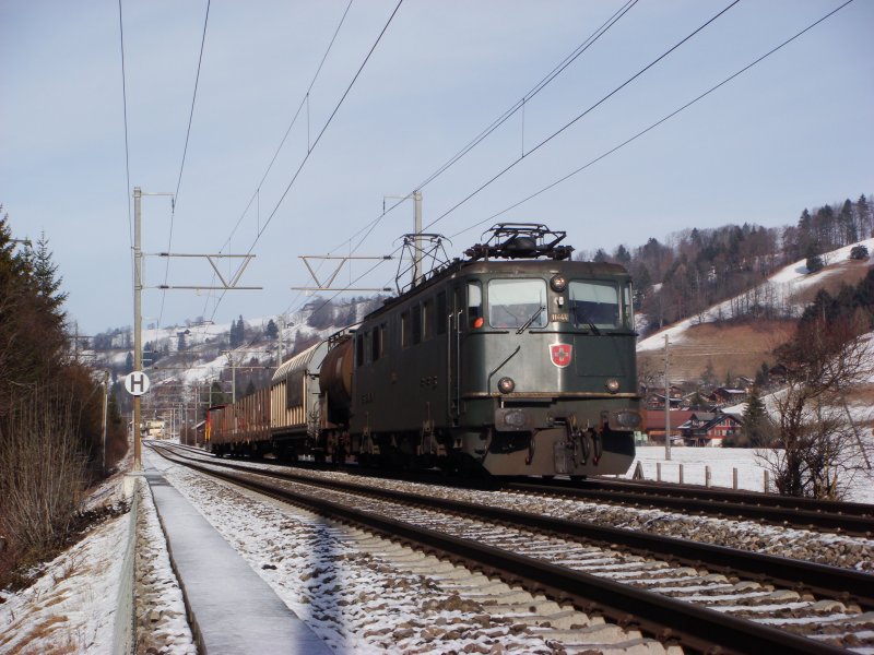 Ae 6/6 11444 mit GZ zwischen Mlenen und Reichenbach am 15.01.2008 