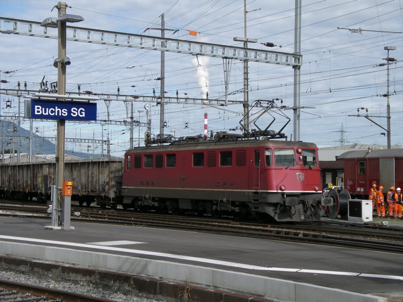 Ae 6/6 11454 verlsst den Bahnhof Buchs SG Richtung Sargans. Aus unerfindlichen Grnden hat der Lokfhrer den vorderen Stromabnehmer gehoben. (06.10.22006)
