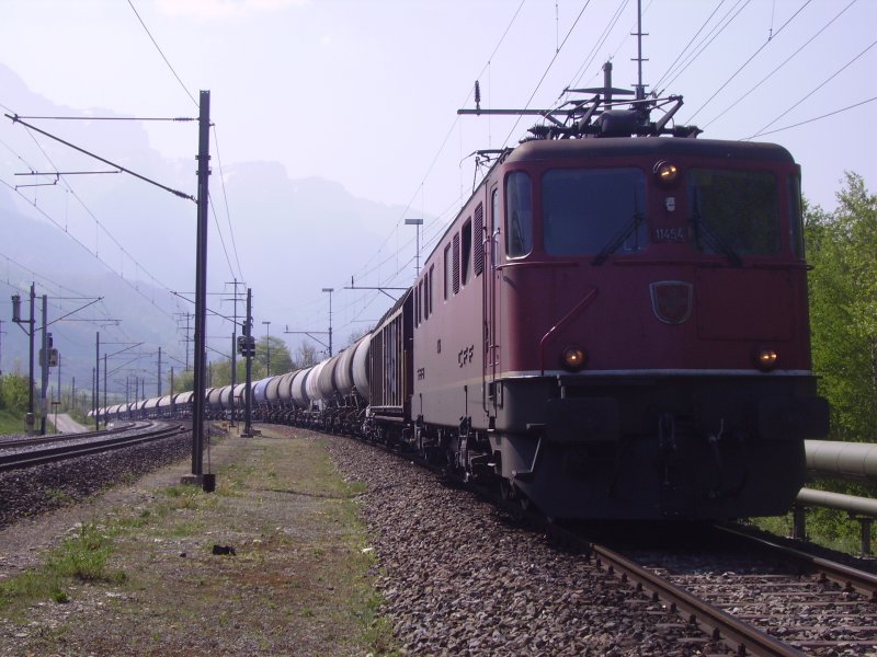 Ae 6/6 11454 wartet mit ihrem 1781t schweren und 409m langen Zug auf die Ausfahrt aus dem Anschluss der BCU Untervaz. 20.04.07
