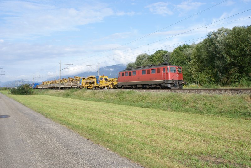 Ae 6/6 11455 befindet sich am 22.8.09 mit einem Bauzug in Bellach.