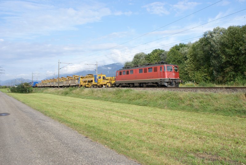 Ae 6/6 11455 befindet sich am 22.8.09 mit einem Bauzug in Bellach.